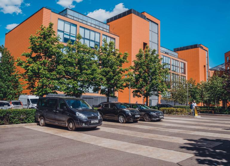 Фабрика Станиславского: Вид паркинга